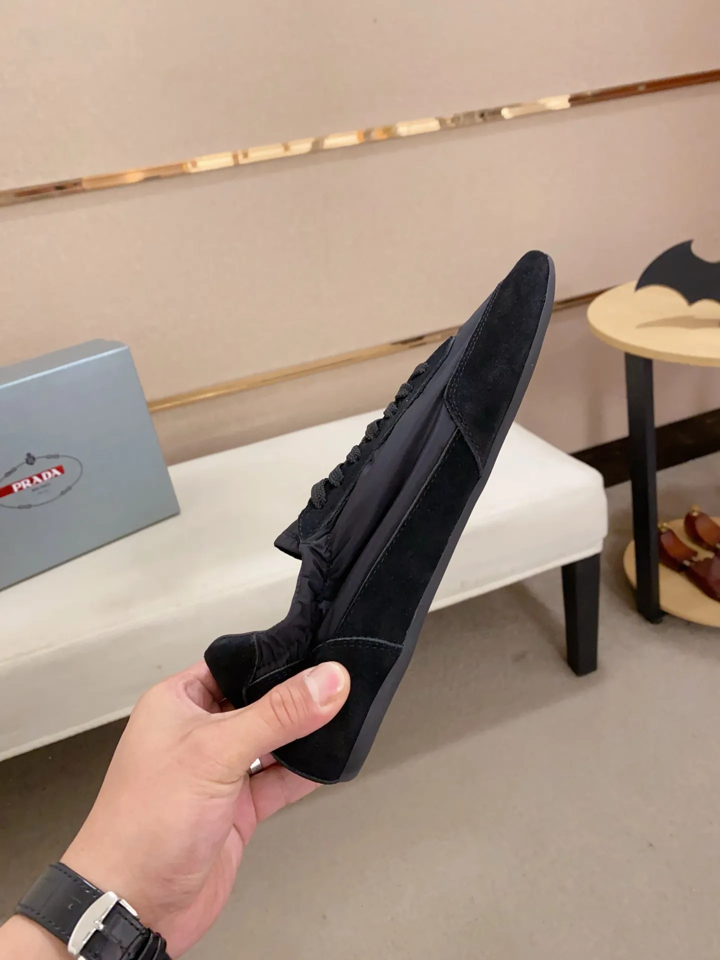 Men's shoes 💰 500💰 ✔️✔️✔️High version High-quality new PRADA counters are launched simultaneously. The new men's shoes and 😘fabrics are selected from first-layer cow suede and waterproof fabrics, and are made by pure handicrafts. Lining: Full sheepskin lining. 👍🏿 High-end ☄️ air-cushion molded anti-slip rubber outsole, exquisite lines, simple and elegant, comfortable and high-end for leisure travel. Number of yards: 38 to 44. Can be customized45